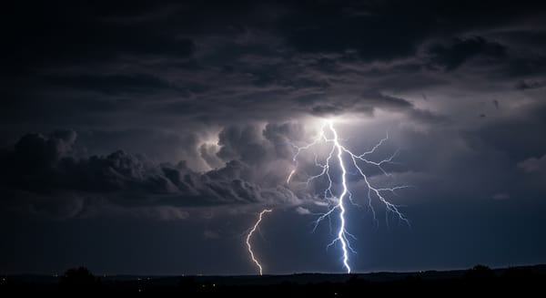 Como os Raios se Formam? A Energia da Tempestade.